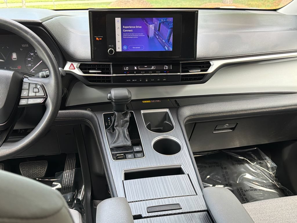 Used 2025 Toyota Sienna LE FWD image 17