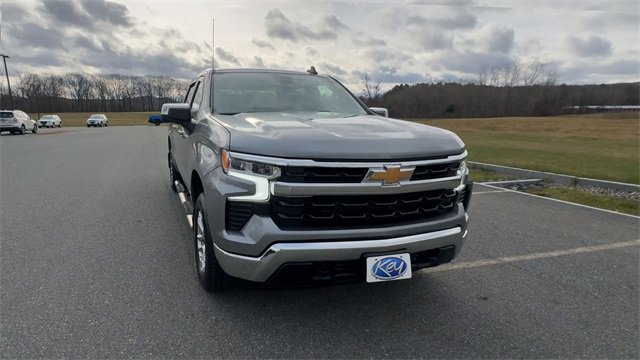 Used 2024 Chevrolet Silverado 1500 LT image 3