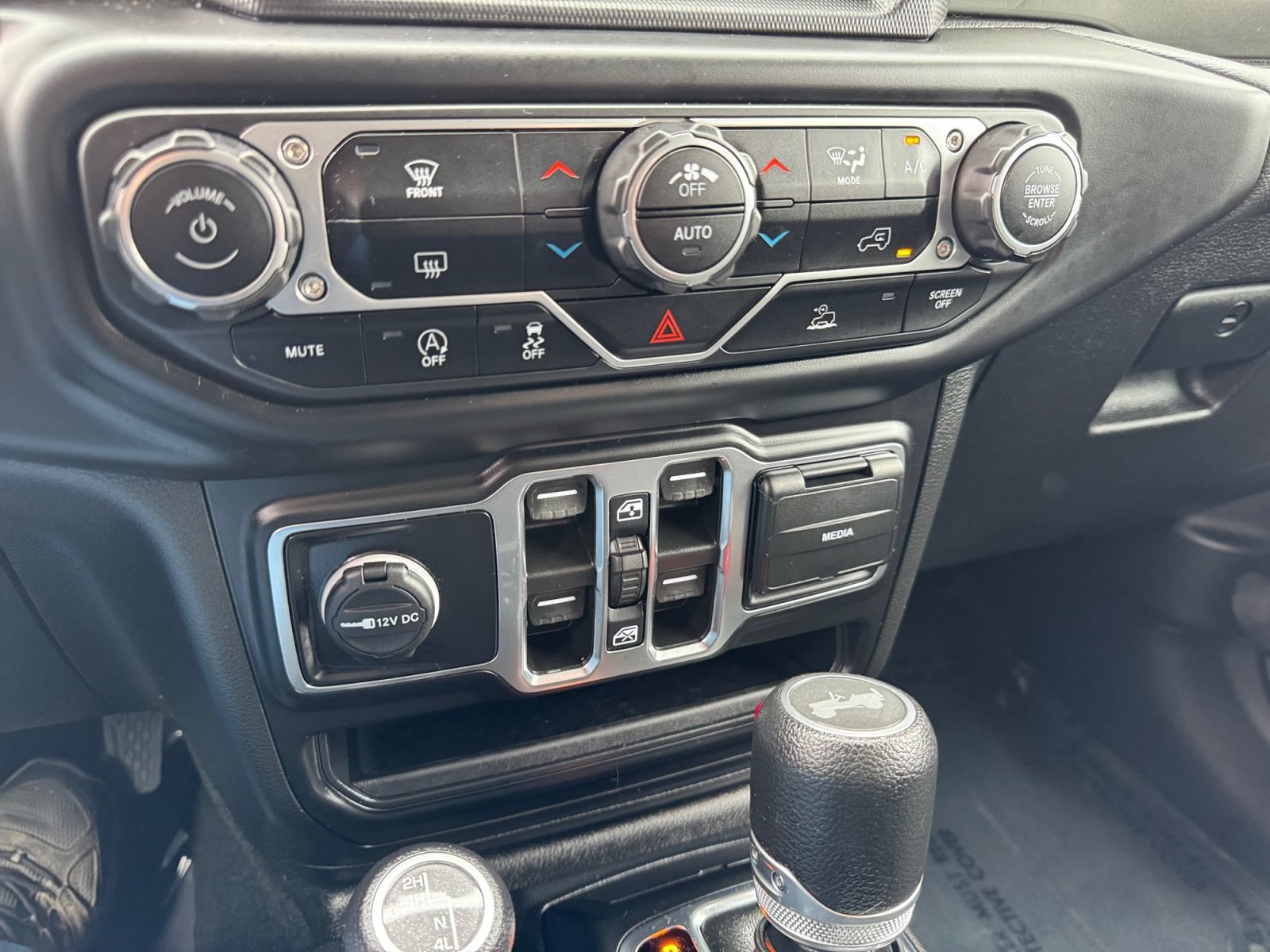 Used 2023 Jeep Wrangler Unlimited Sahara AWD/4WD image 24