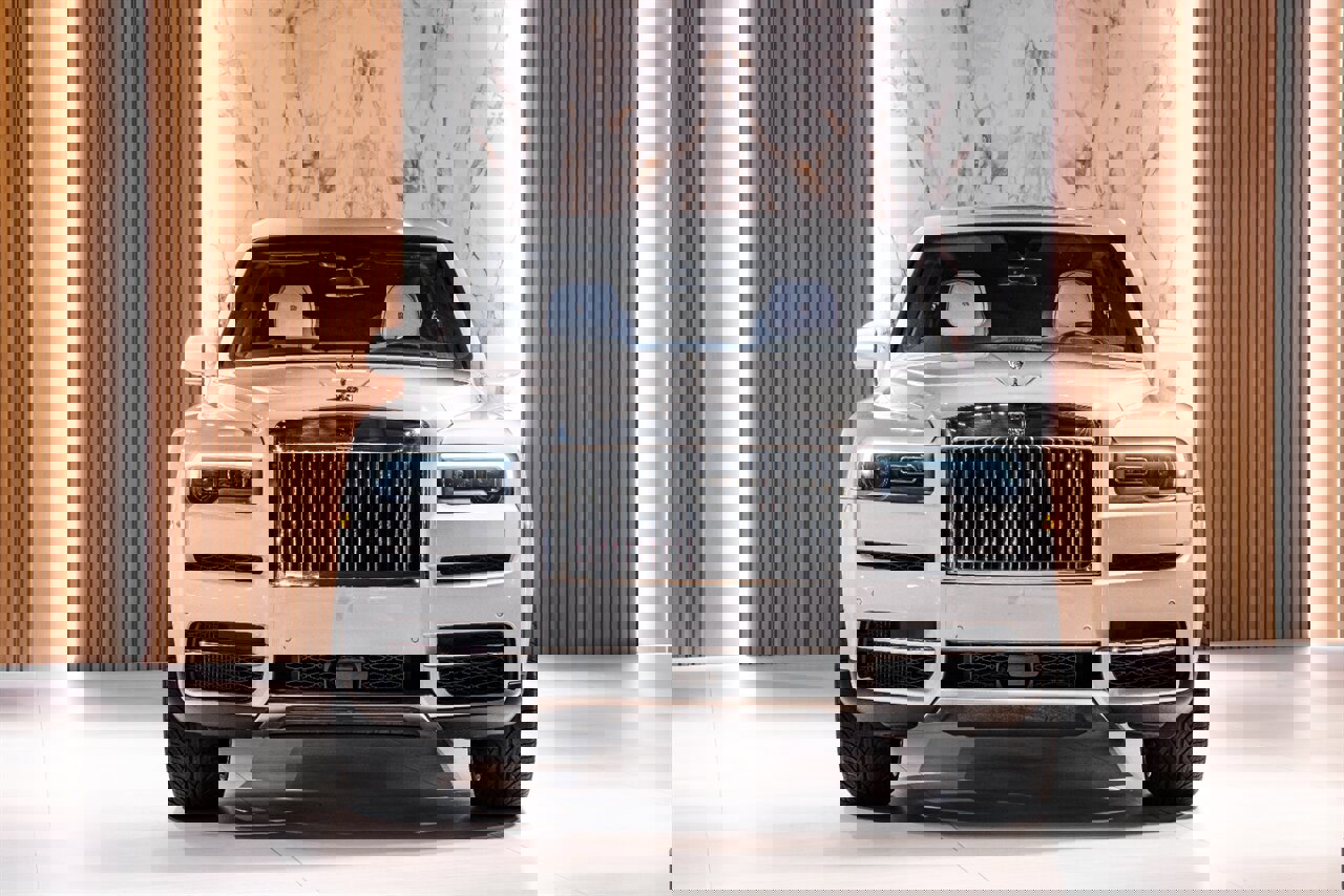 Used 2023 Rolls-Royce Cullinan w/ Cullinan Package image 2