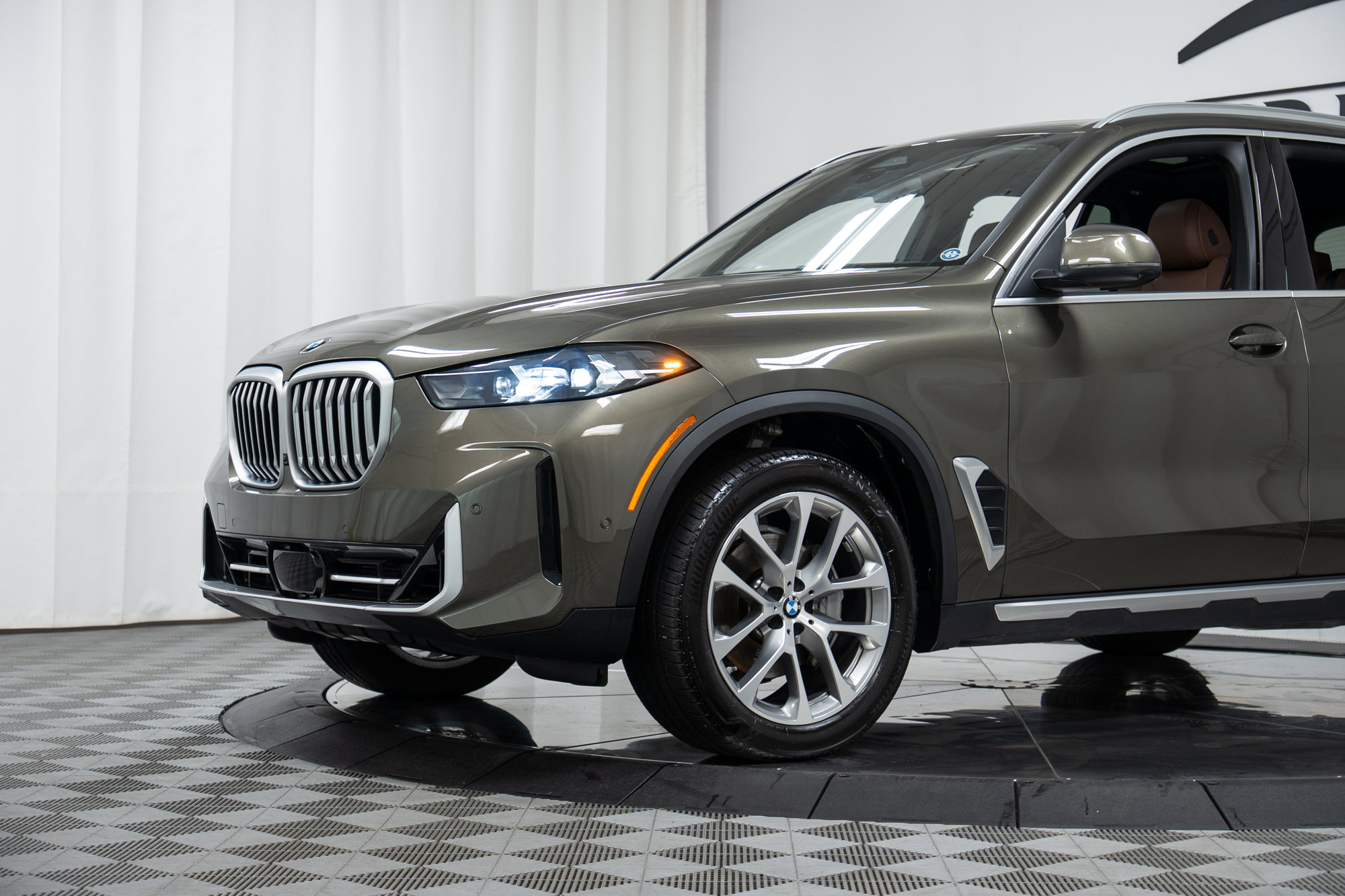 Used 2024 BMW X5 xDrive40i w/ Parking Assistance Package AWD/4WD image 25