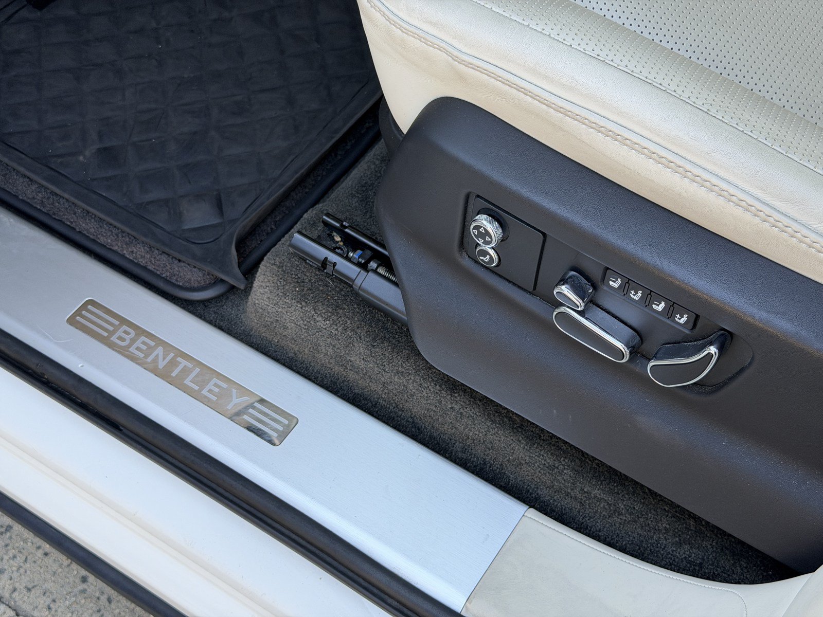 Certified 2023 Bentley Bentayga Extended Wheelbase AWD/4WD image 17