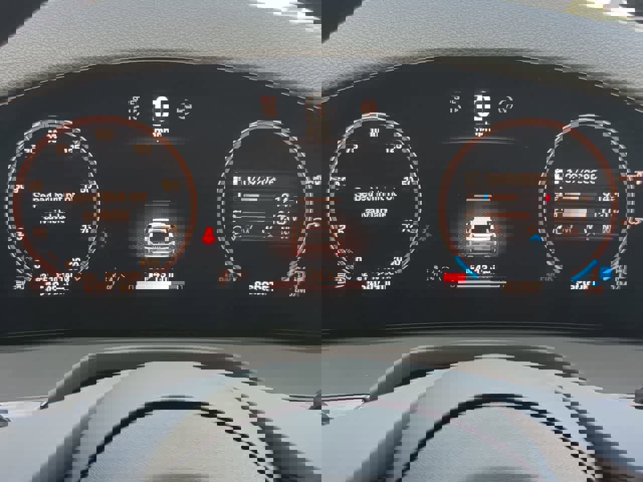 Used 2025 Porsche Panamera image 36