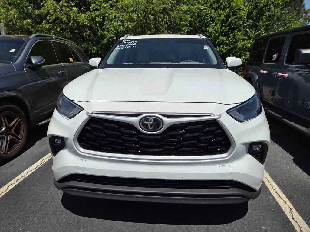 Used 2022 Toyota Highlander XLE FWD image 2