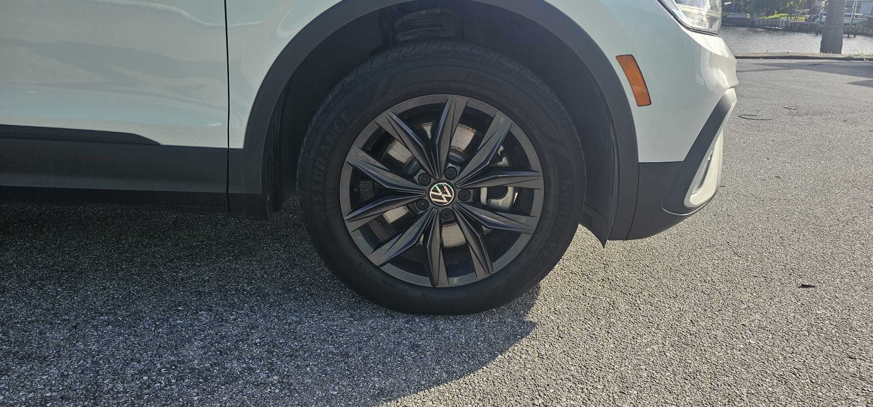 Used 2024 Volkswagen Tiguan SE w/ Panoramic Sunroof Package FWD image 10