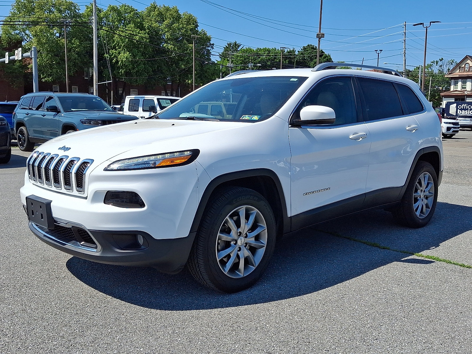Used 2018 Jeep Cherokee Limited AWD/4WD image 3
