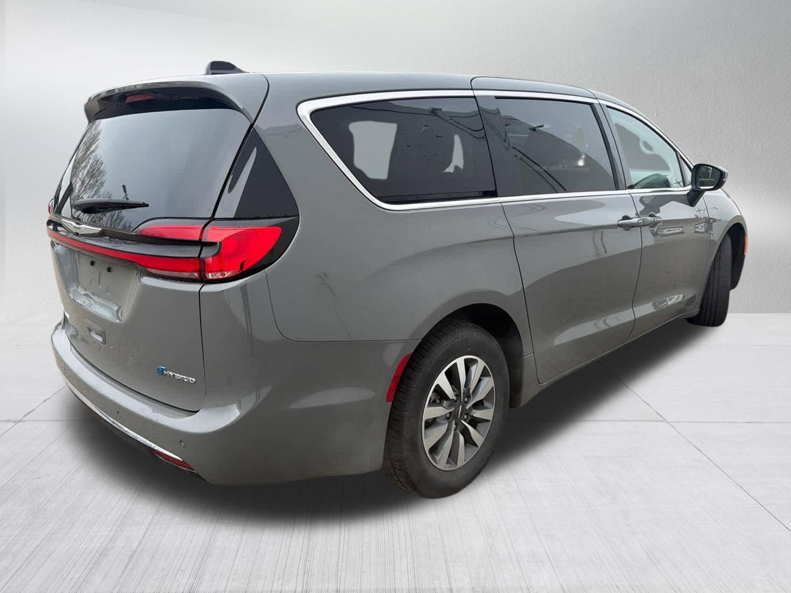 Used 2023 Chrysler Pacifica Touring-L FWD image 3