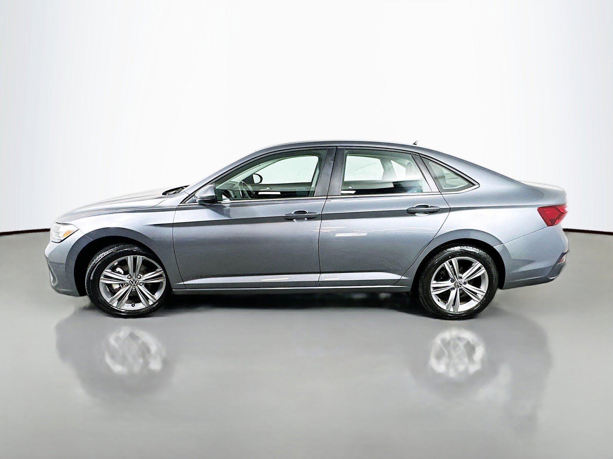 Used 2024 Volkswagen Jetta SE image 4