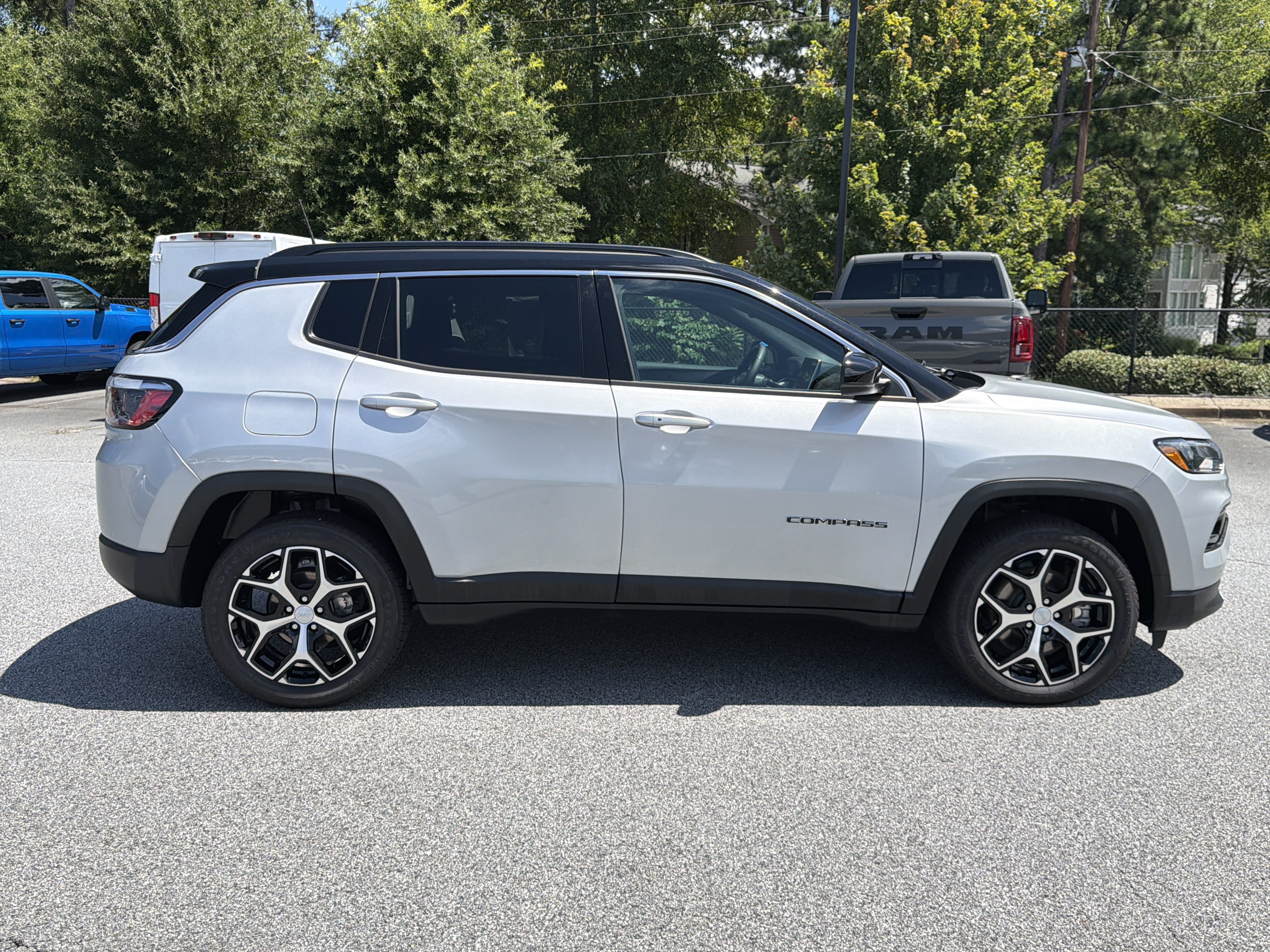 Used 2024 Jeep Compass Limited AWD/4WD image 9
