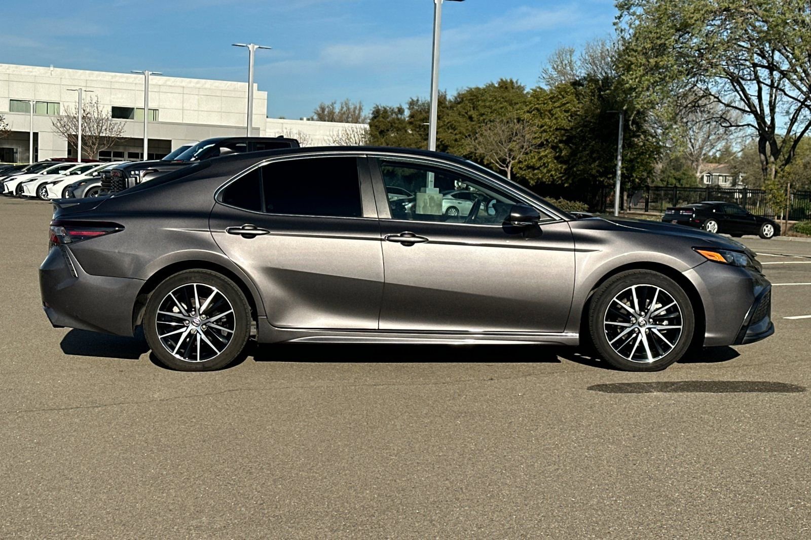 Used 2023 Toyota Camry SE image 3
