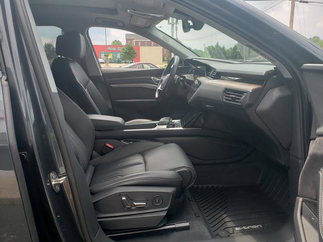Used 2019 Audi e-tron Prestige w/ Prestige Package AWD/4WD image 18