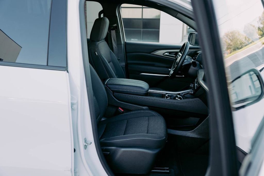 Used 2025 Chevrolet Traverse LT image 17