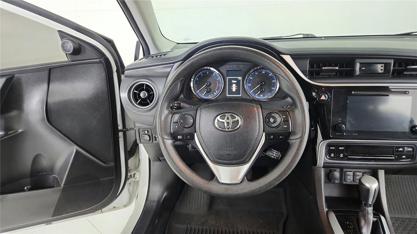 Used 2017 Toyota Corolla XLE FWD image 19