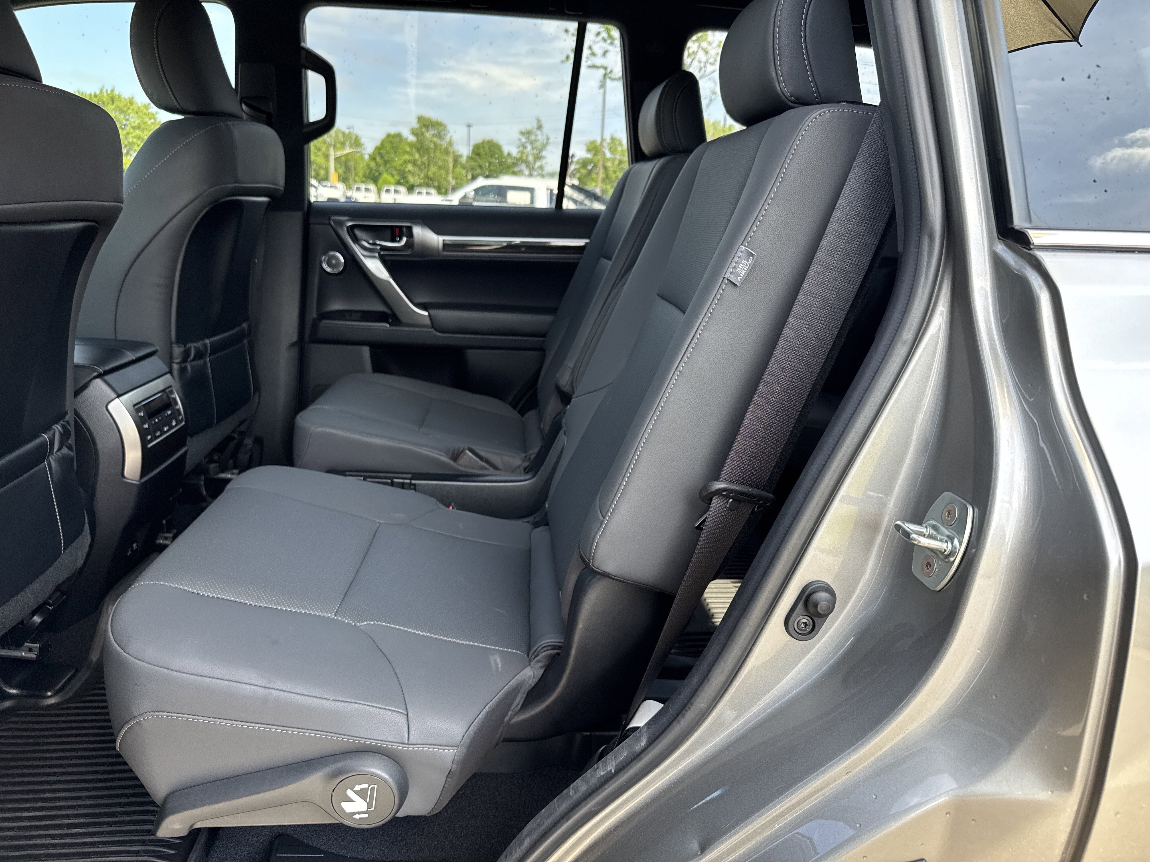 Used 2023 Lexus GX 460 Premium w/ Accessory Package AWD/4WD image 30