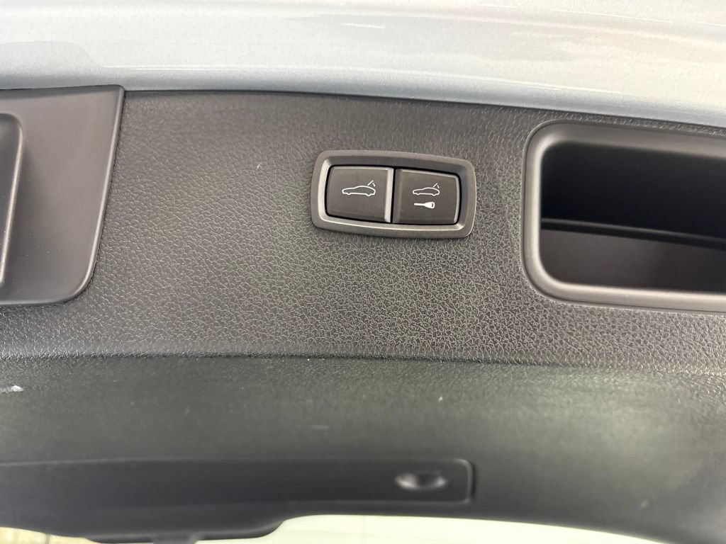 Certified 2023 Porsche Macan AWD/4WD image 21