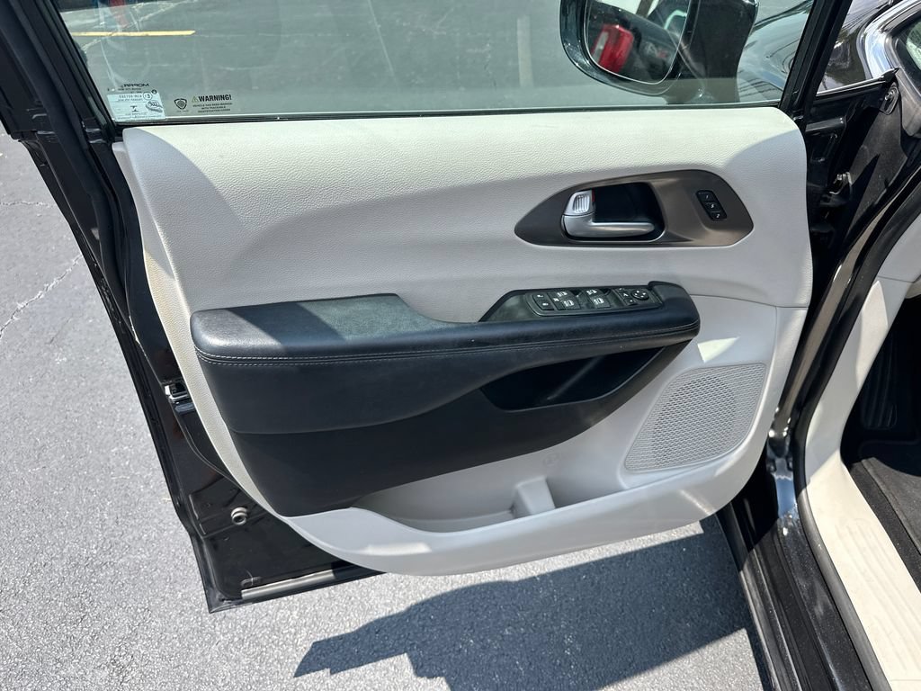 Used 2019 Chrysler Pacifica Limited FWD image 10