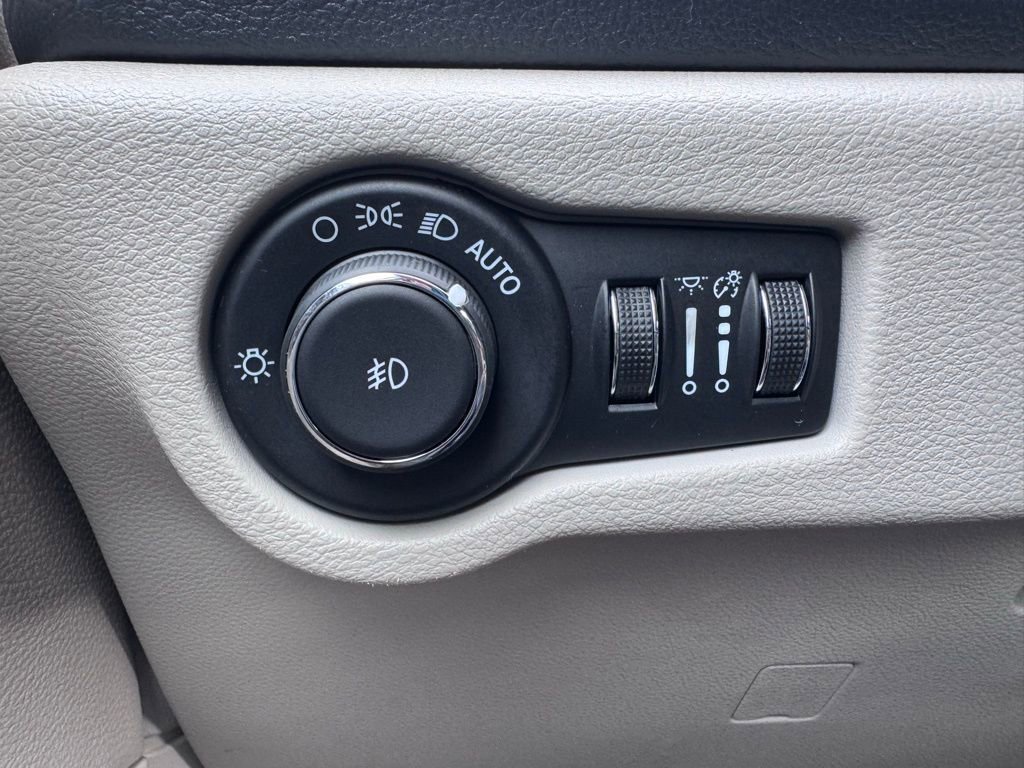 Used 2024 Chrysler Pacifica Select FWD image 37