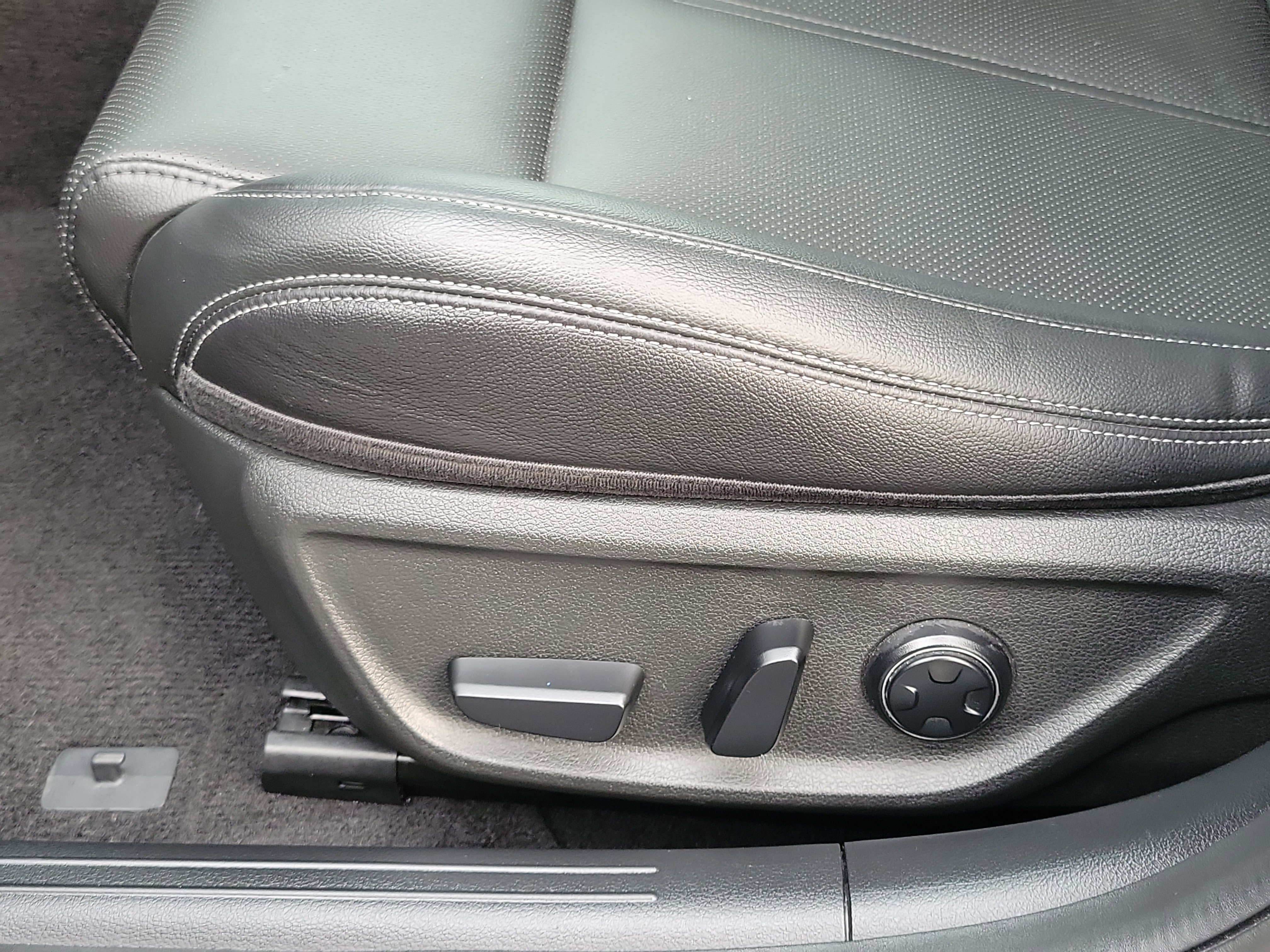 Certified 2025 Genesis G70 2.5T image 17