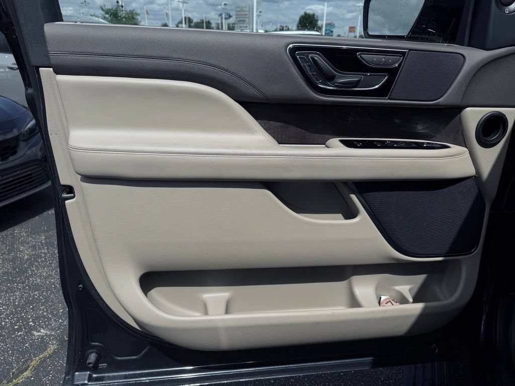 Used 2022 Lincoln Navigator 4WD image 17