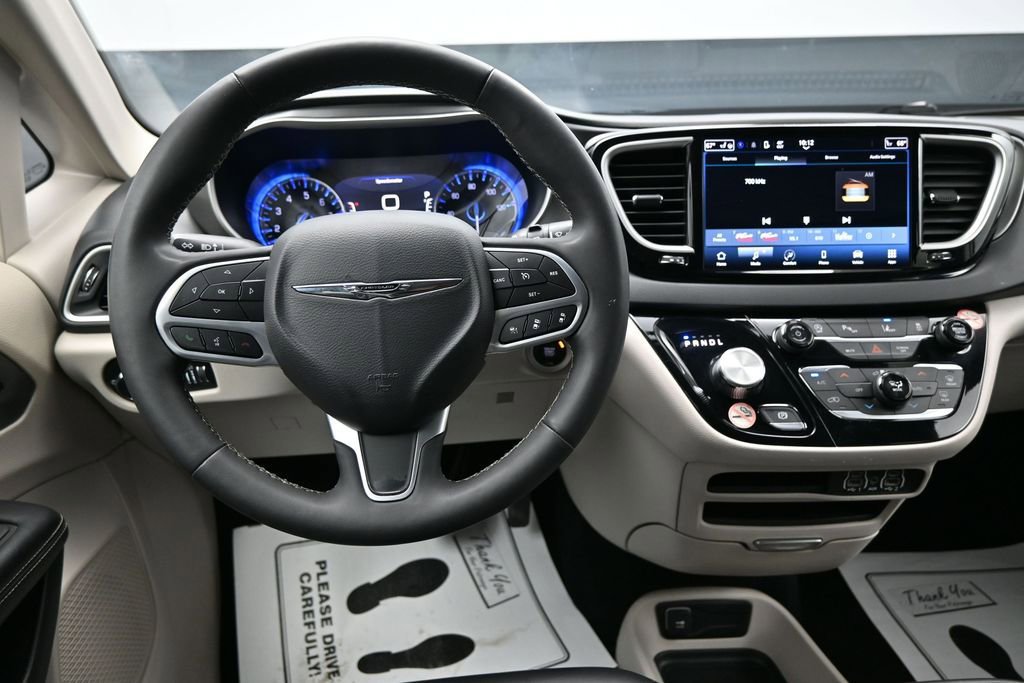 Used 2023 Chrysler Pacifica Touring-L FWD image 13