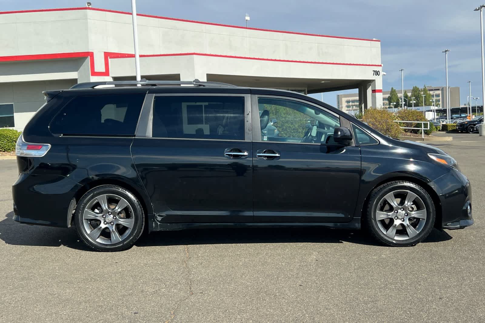 Used 2015 Toyota Sienna SE w/ SE Preferred Package FWD image 6