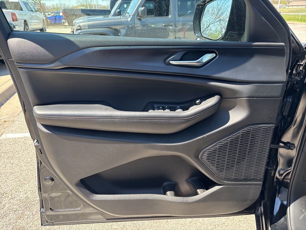 Used 2025 Jeep Grand Cherokee Altitude image 39