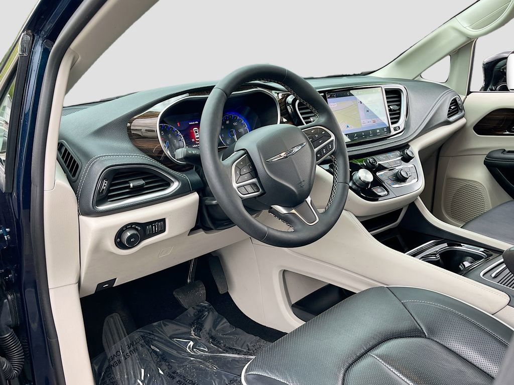 Certified 2024 Chrysler Pacifica Limited image 9