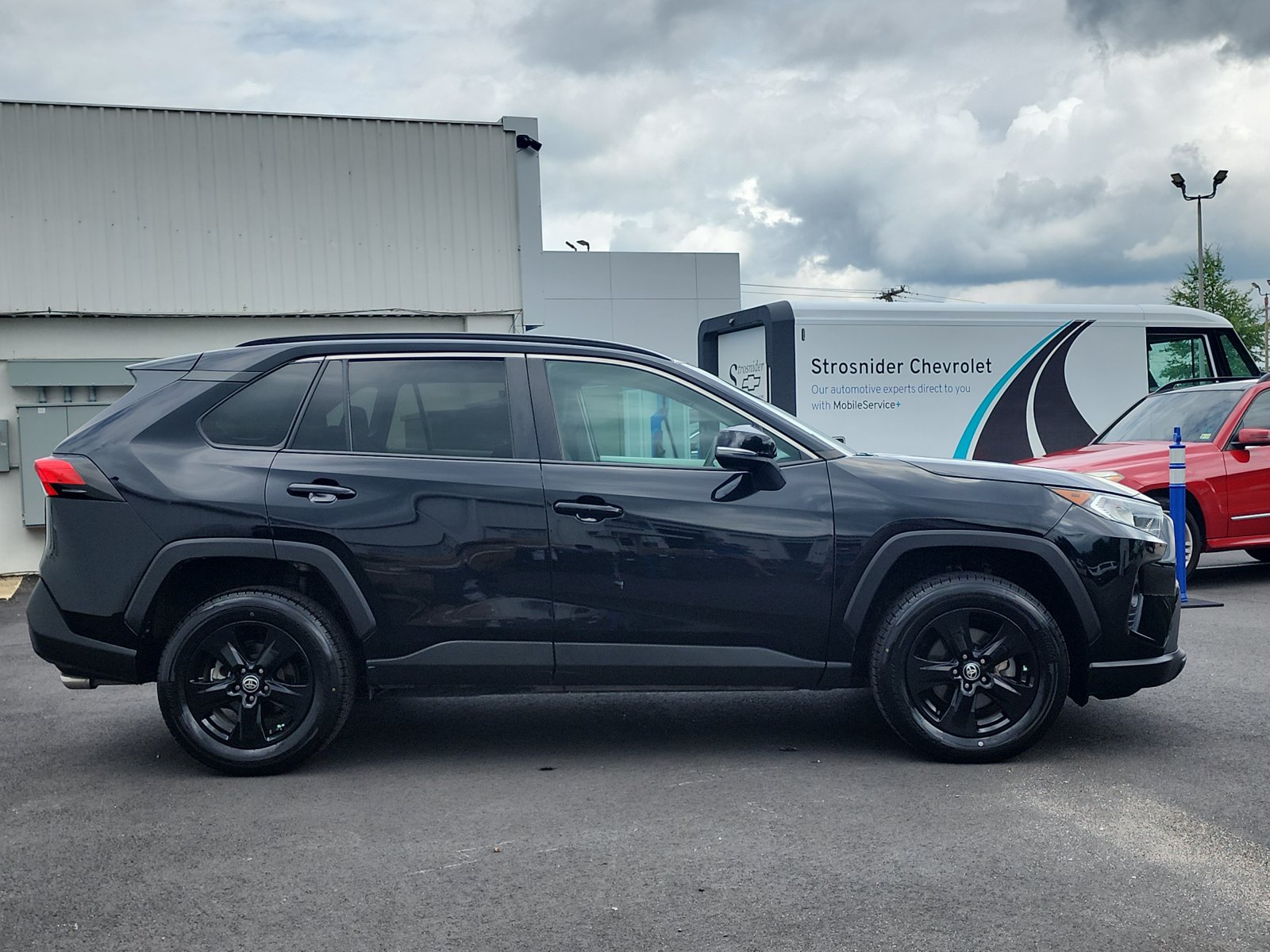 Used 2021 Toyota RAV4 XLE FWD image 6