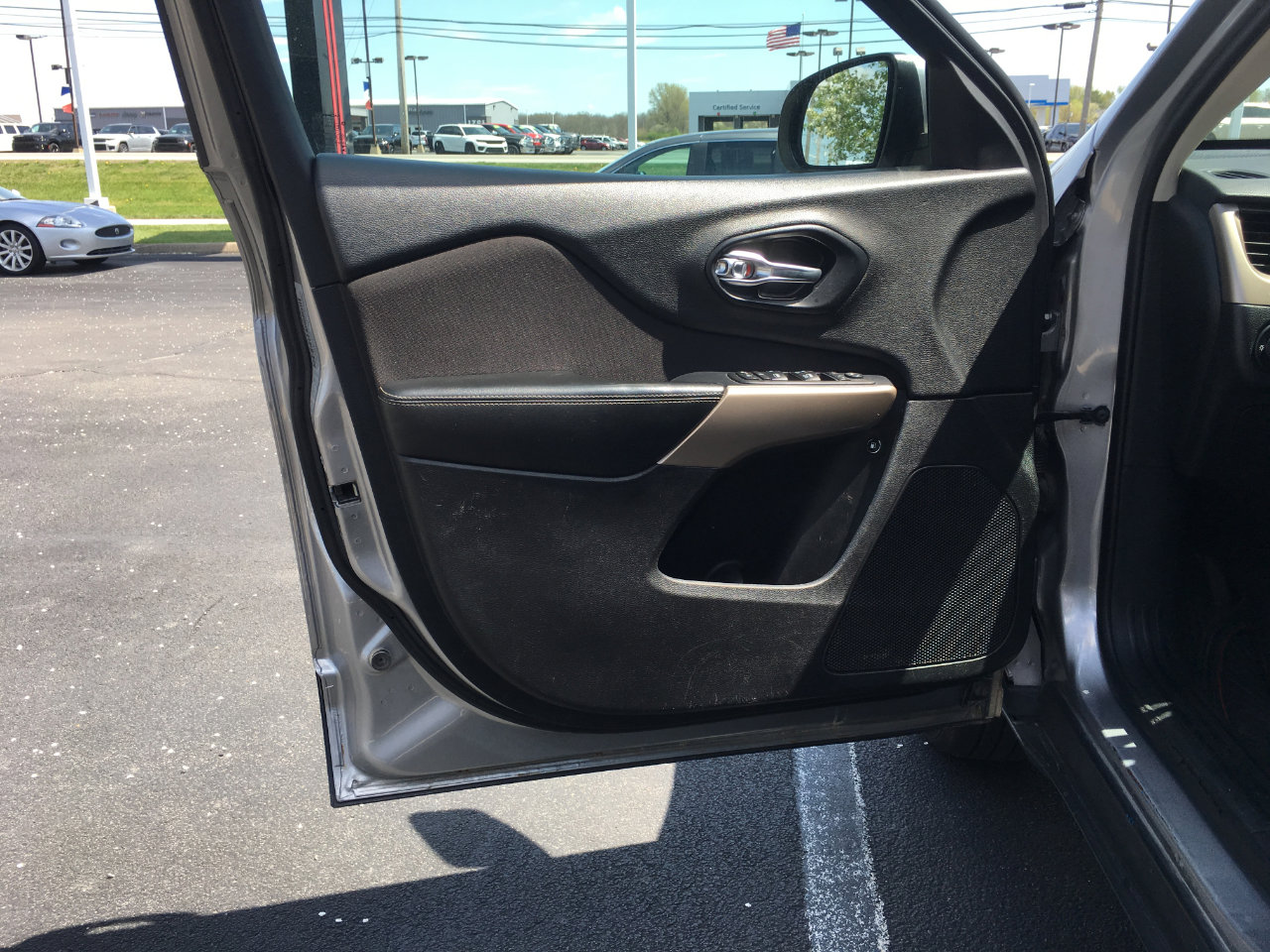 Used 2017 Jeep Cherokee Latitude w/ Safety/Convenience Group image 17