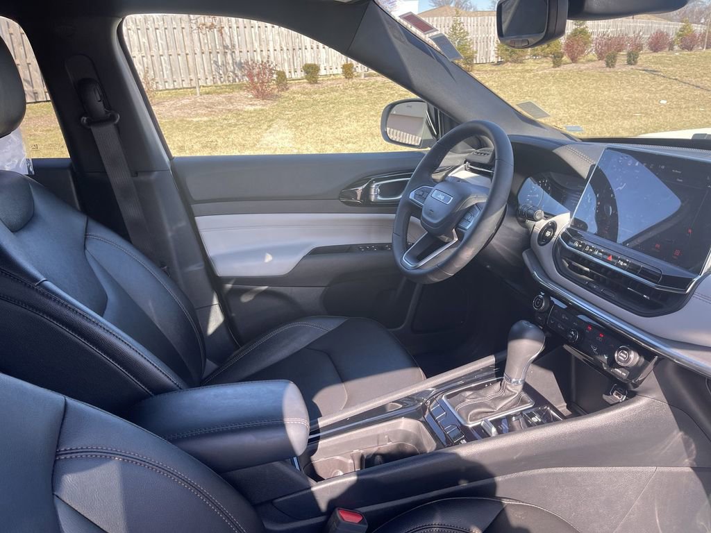 Used 2024 Jeep Compass Limited image 38