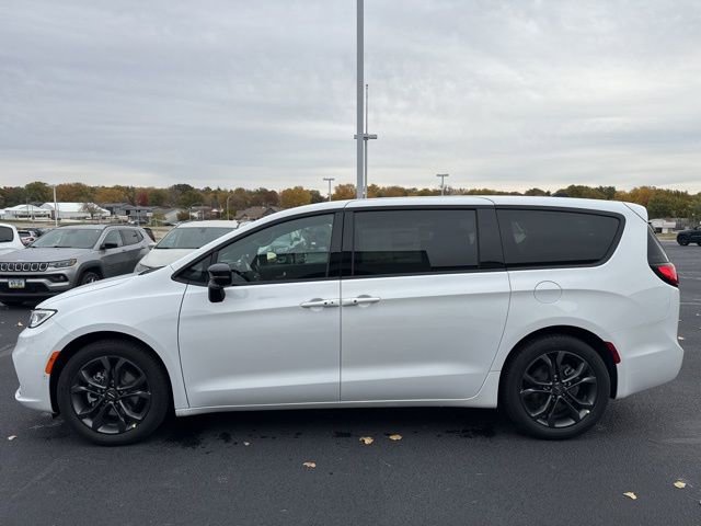 New 2026 Chrysler Pacifica Select image 5