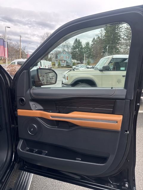 Used 2024 Ford Expedition Platinum image 19
