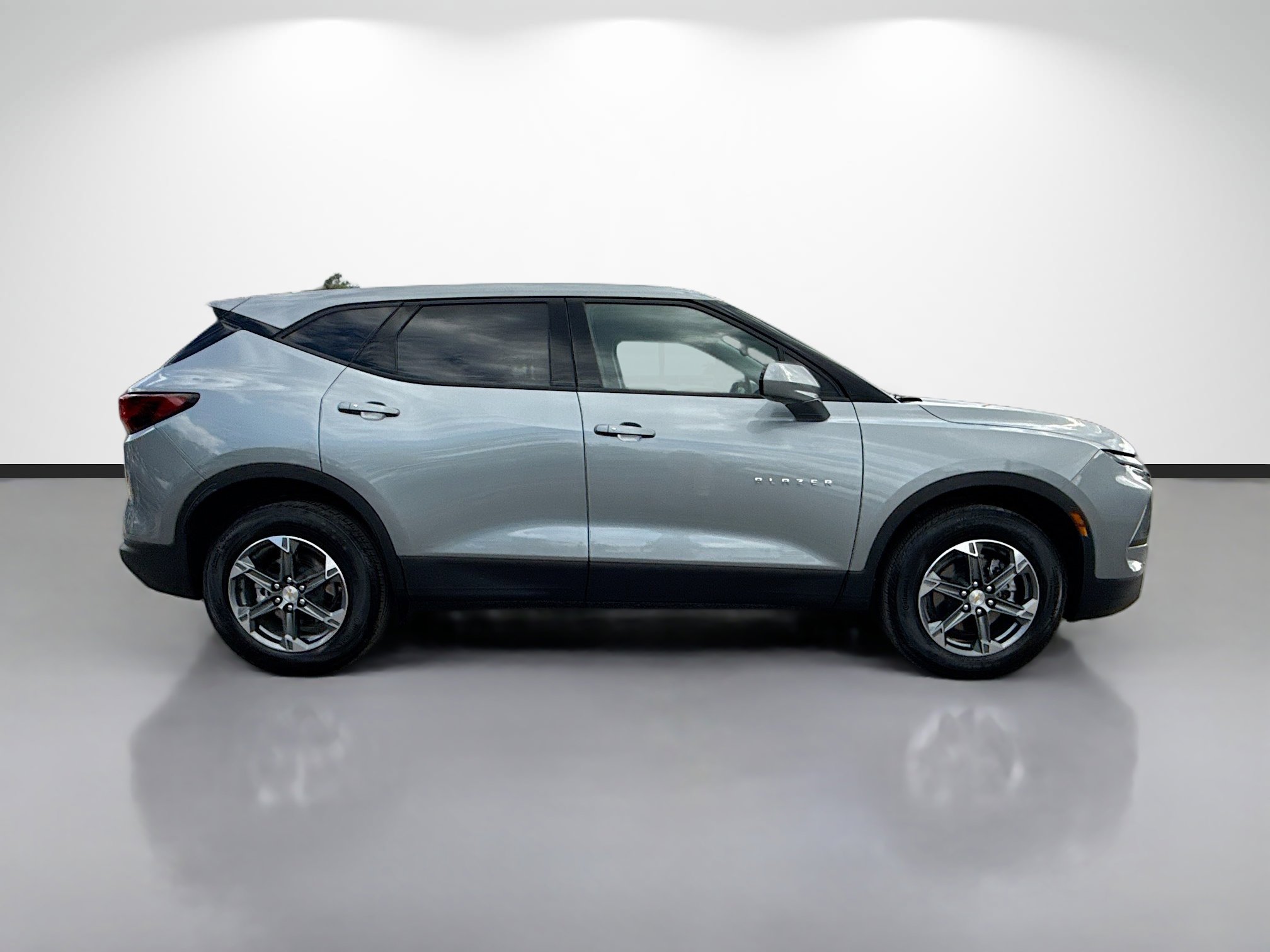 Used 2025 Chevrolet Blazer LT AWD/4WD image 2
