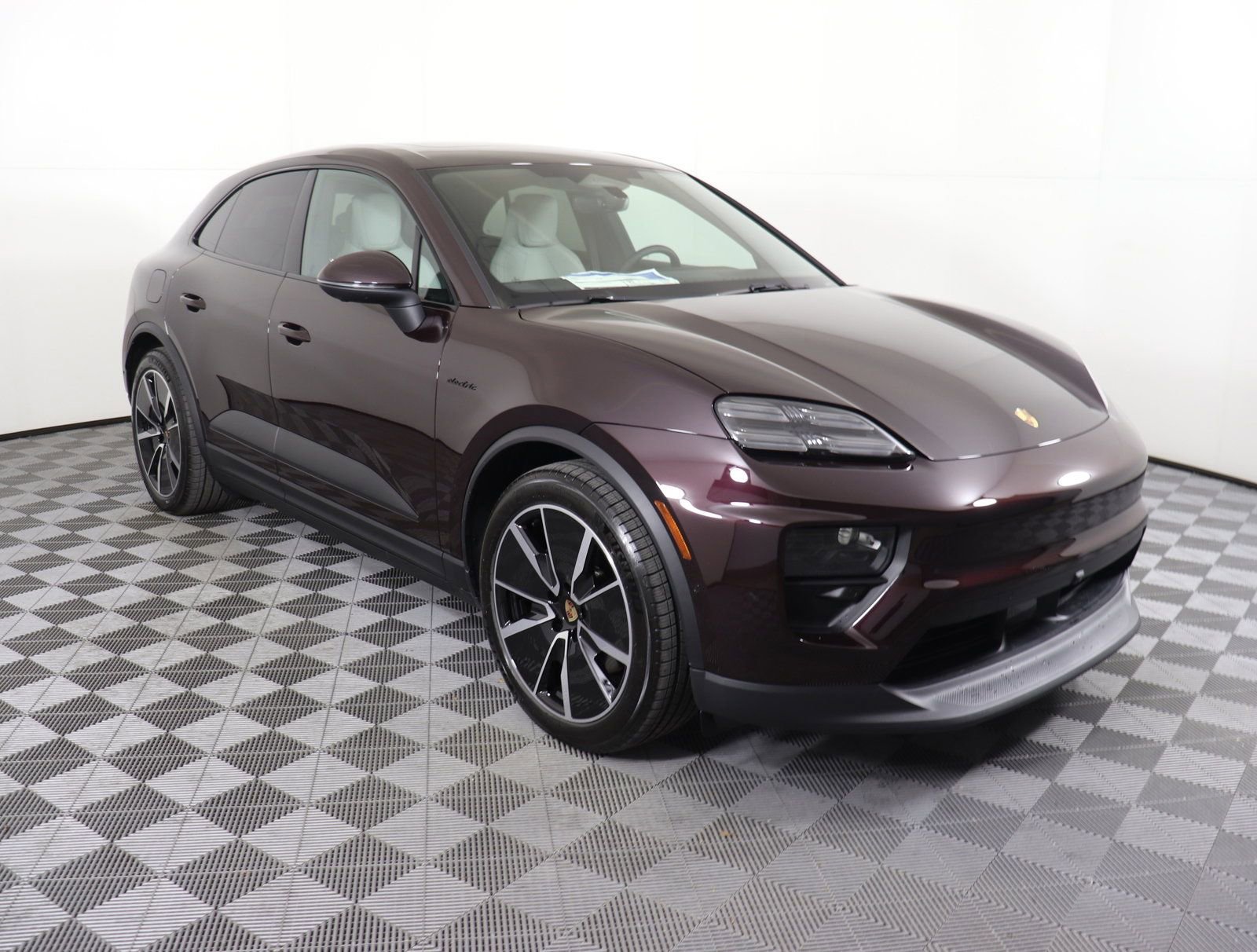 Used 2025 Porsche Macan 4S Electric image 8