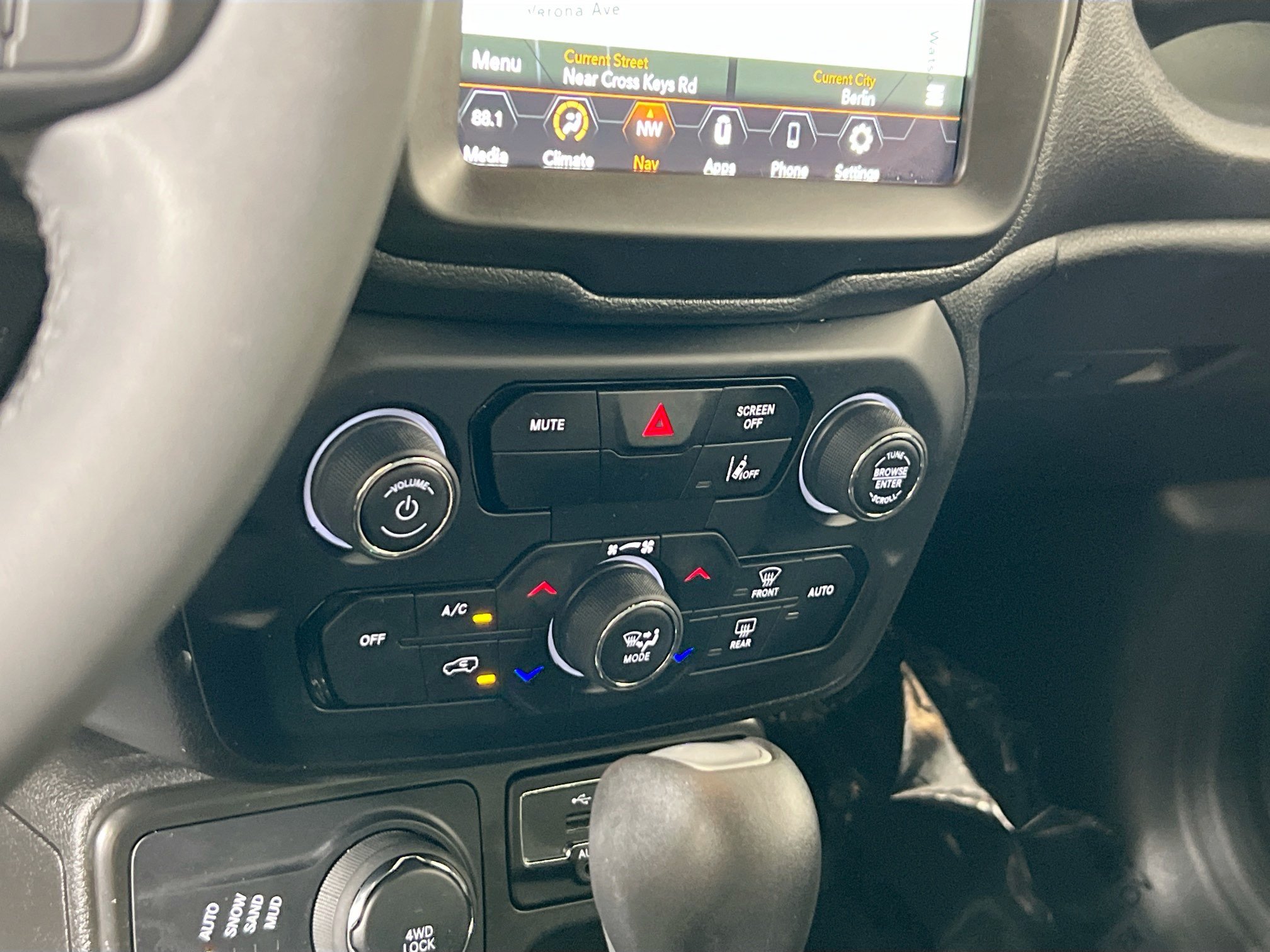 Used 2022 Jeep Renegade Altitude AWD/4WD image 16