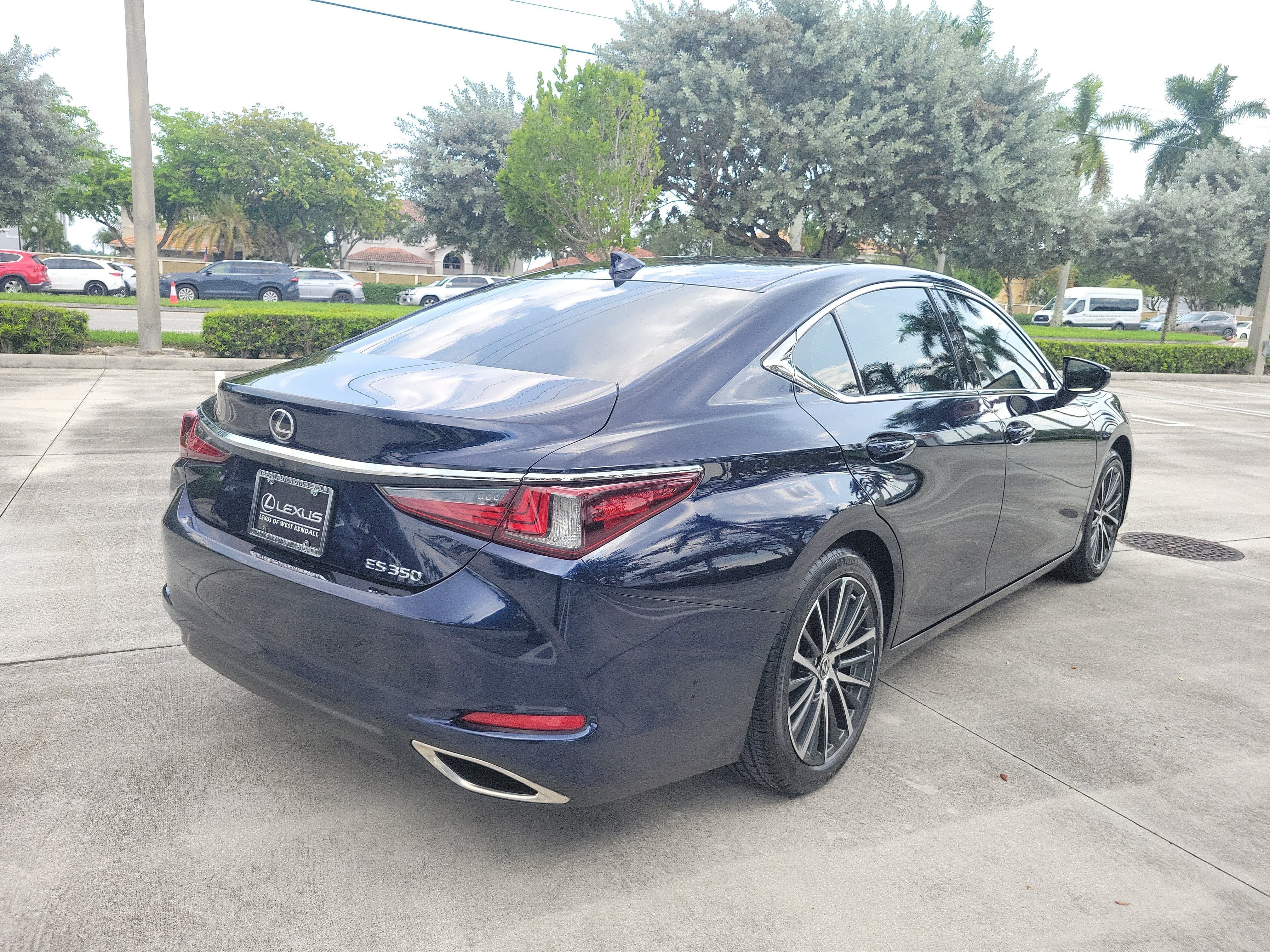 Used 2024 Lexus ES 350 w/ Premium Package FWD image 8