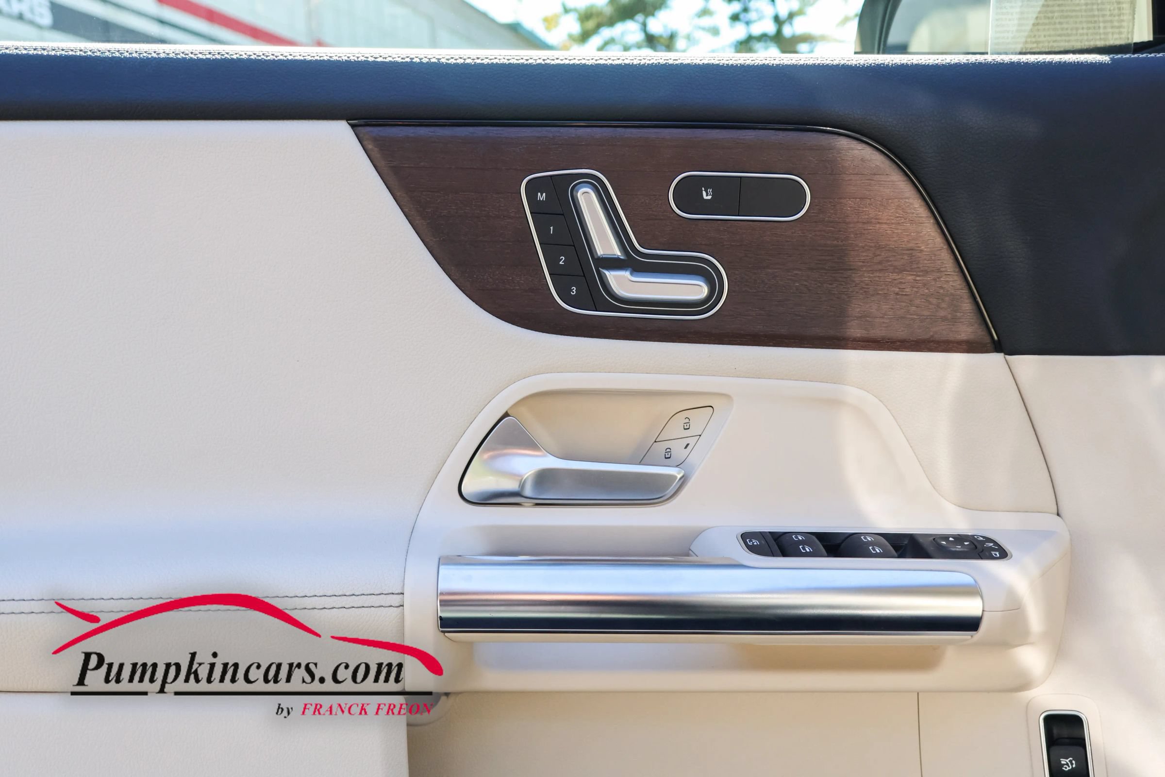 Used 2021 Mercedes-Benz GLA 250 4MATIC w/ Premium Package image 16