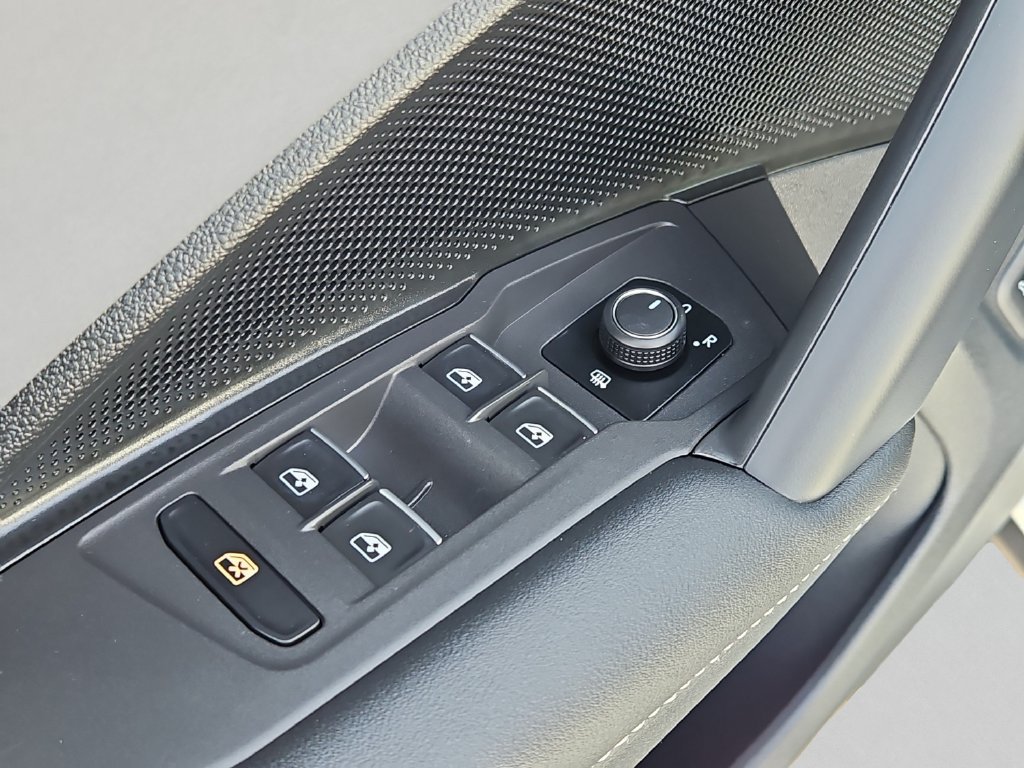 Certified 2026 Volkswagen Tiguan SE R-Line AWD/4WD image 18