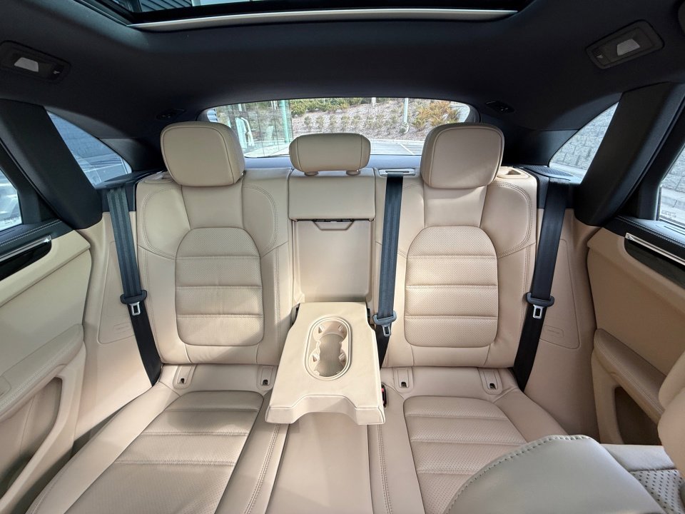 New 2026 Porsche Macan Turbo image 24