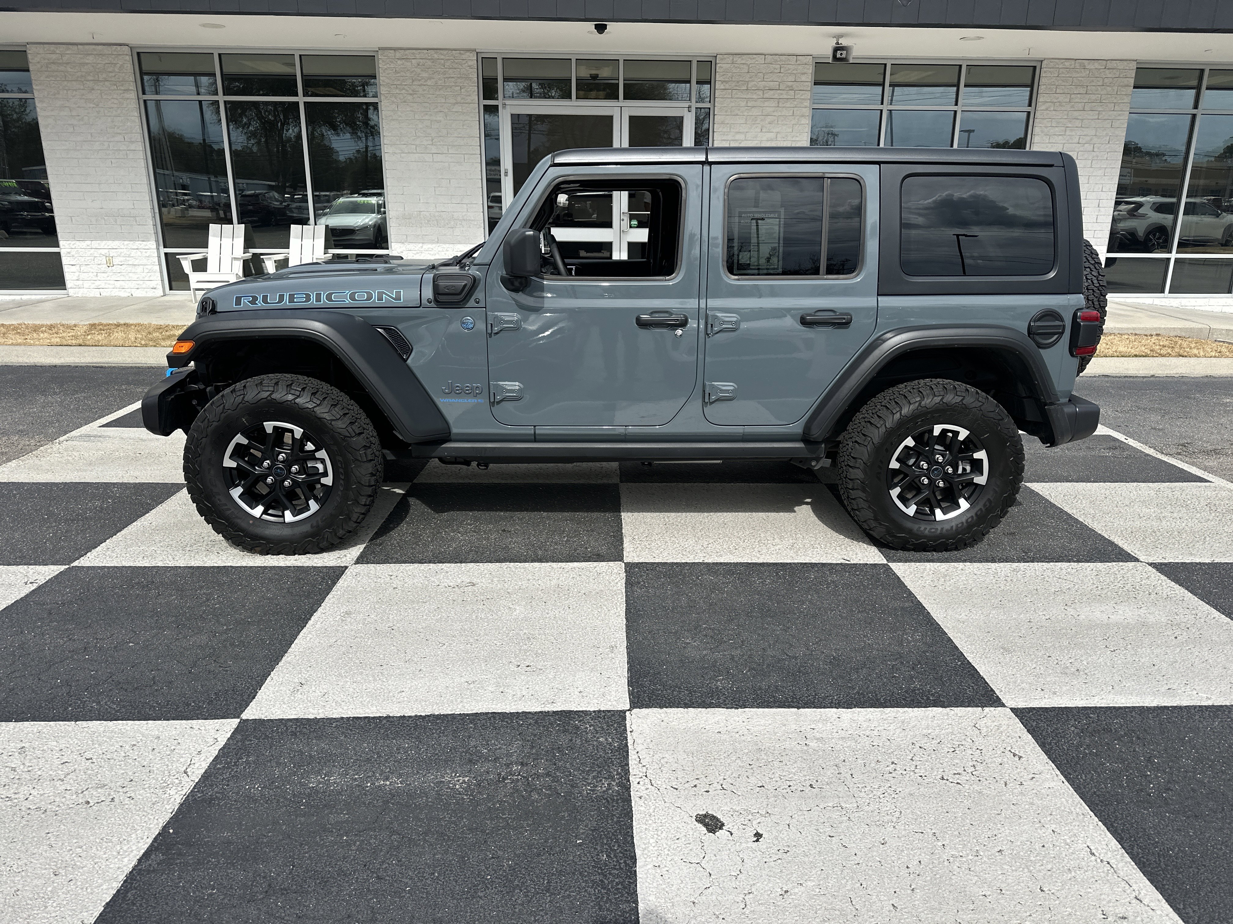 Used 2025 Jeep Wrangler Unlimited Rubicon 4xe w/ Convenience Group AWD/4WD image 1
