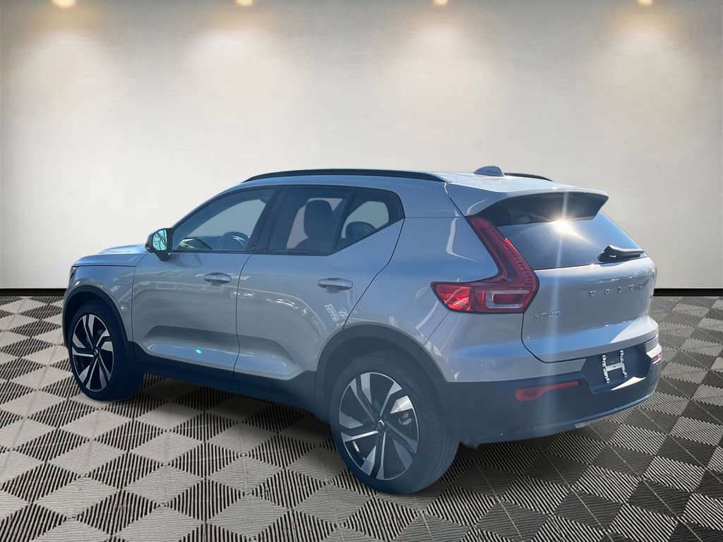 Used 2025 Volvo XC40 B5 Plus image 5