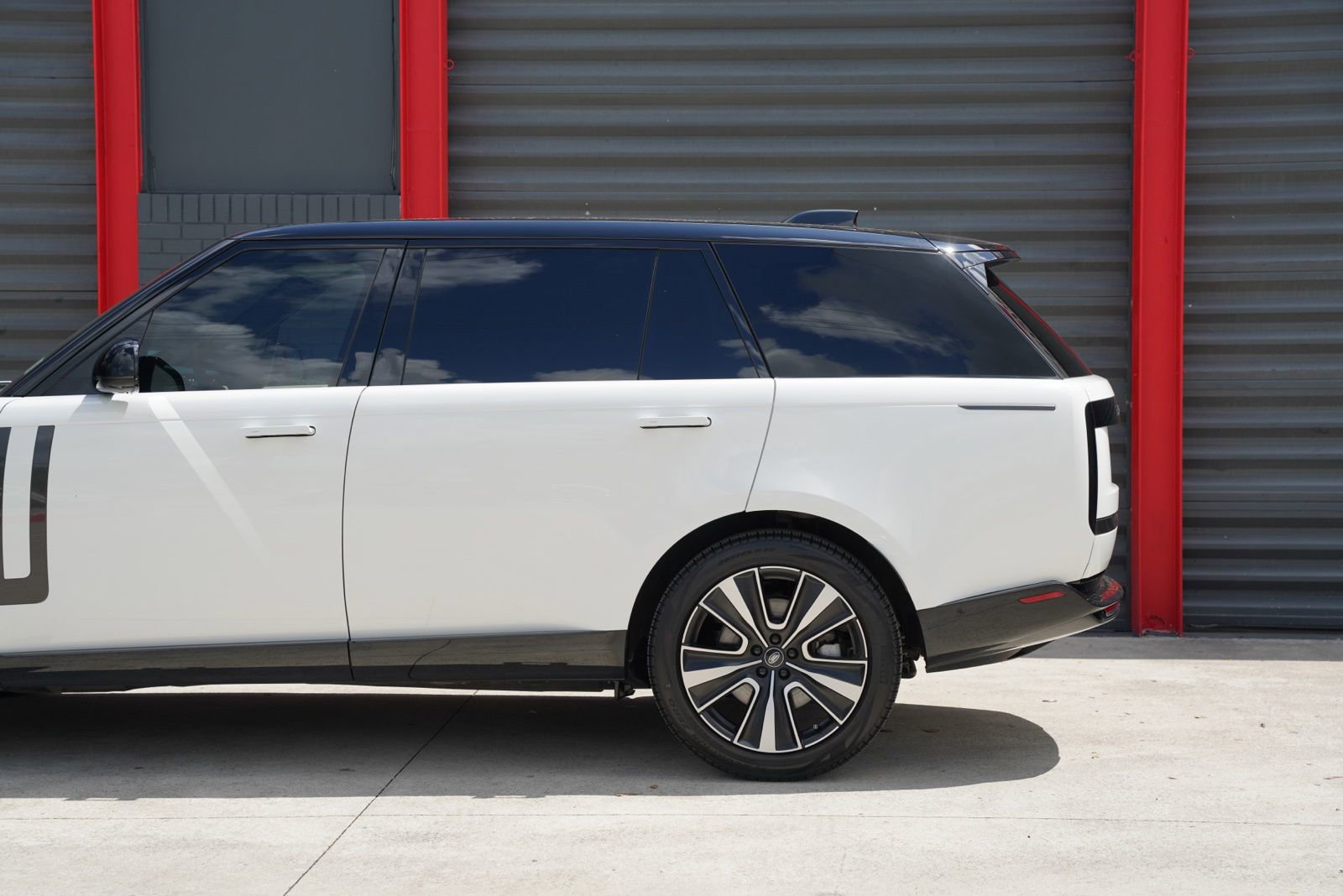 Used 2023 Land Rover Range Rover Long Wheelbase SE AWD/4WD image 6