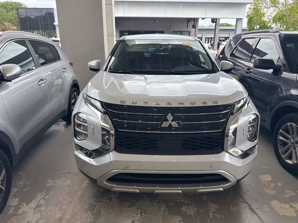 Used 2023 Mitsubishi Outlander SE AWD/4WD image 2
