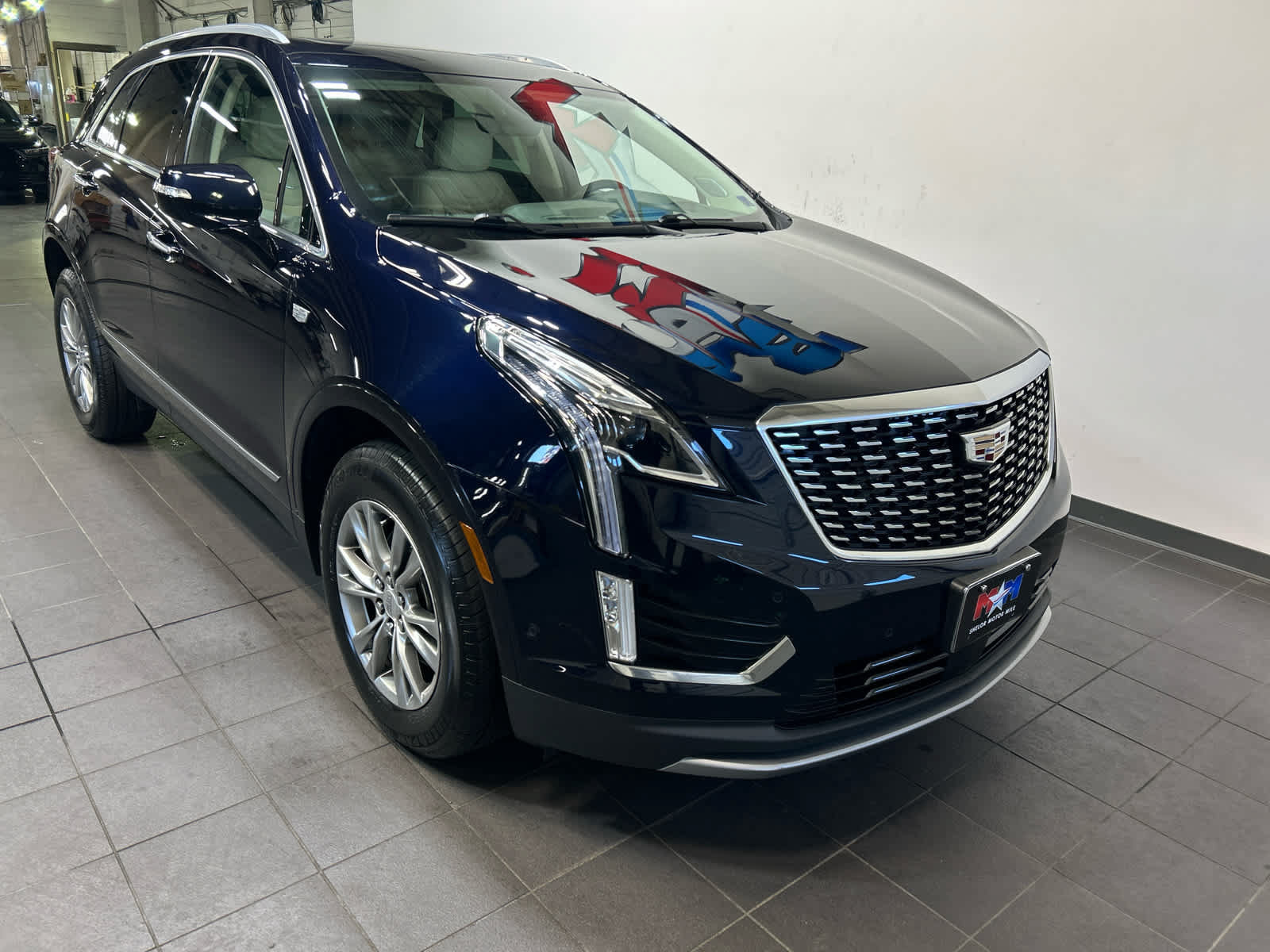 Used 2022 Cadillac XT5 Premium Luxury w/ Technology Package AWD/4WD image 2