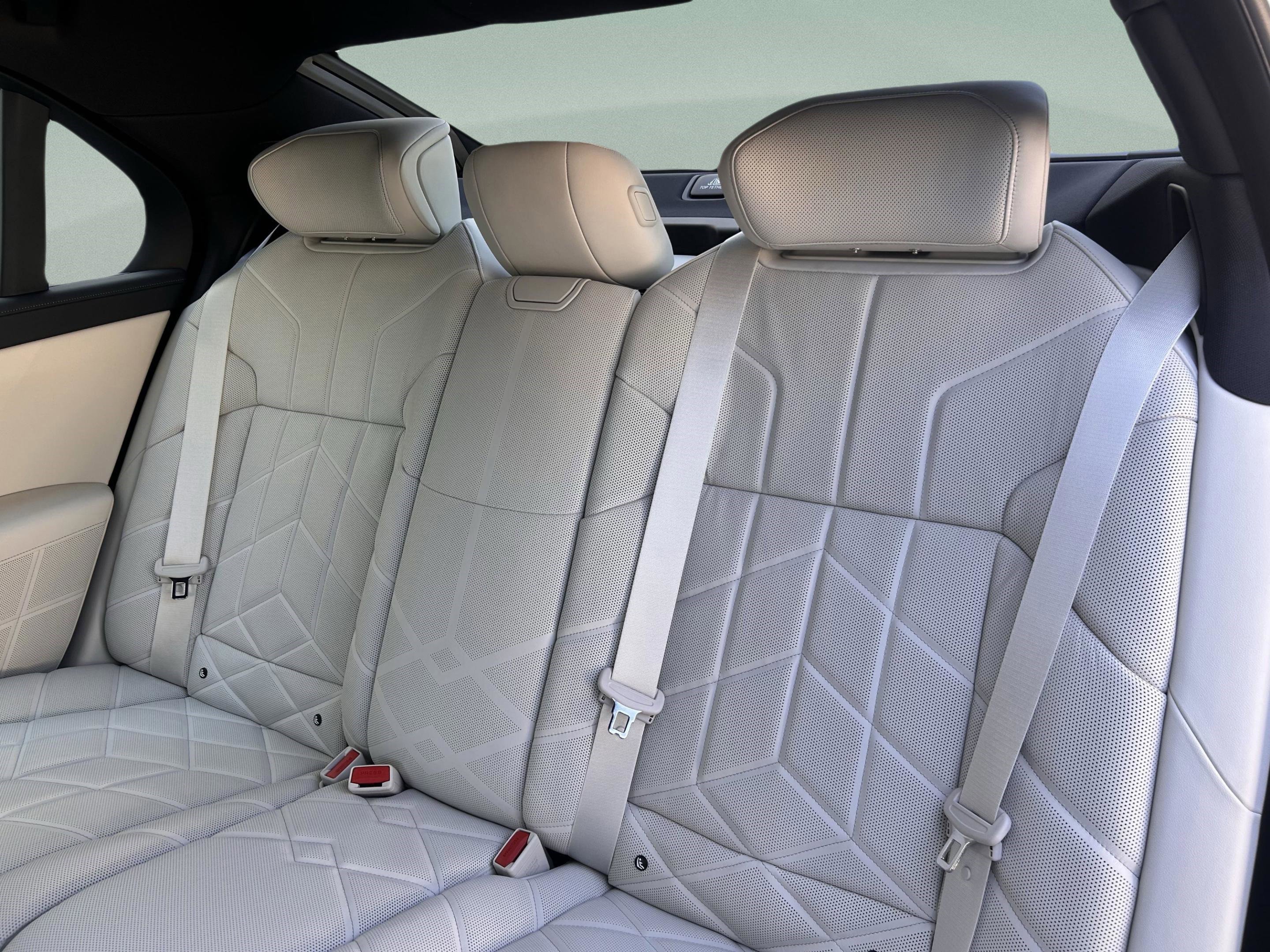 Used 2025 BMW i7 xDrive60 image 29