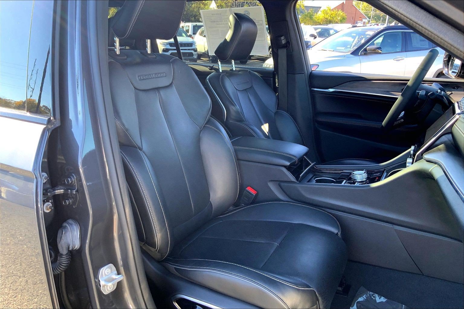 Used 2023 Jeep Grand Cherokee L Overland w/ Luxury Tech Group IV AWD/4WD image 7