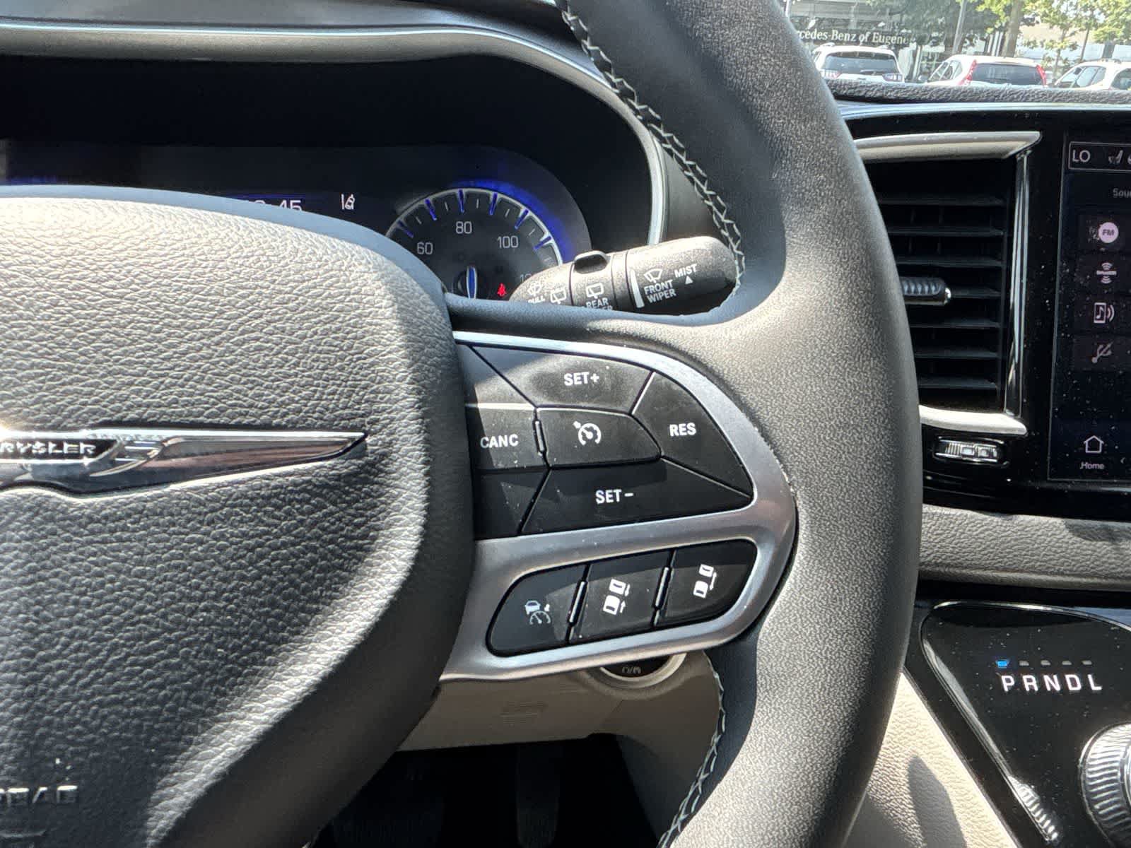 Used 2024 Chrysler Pacifica Touring-L FWD image 11