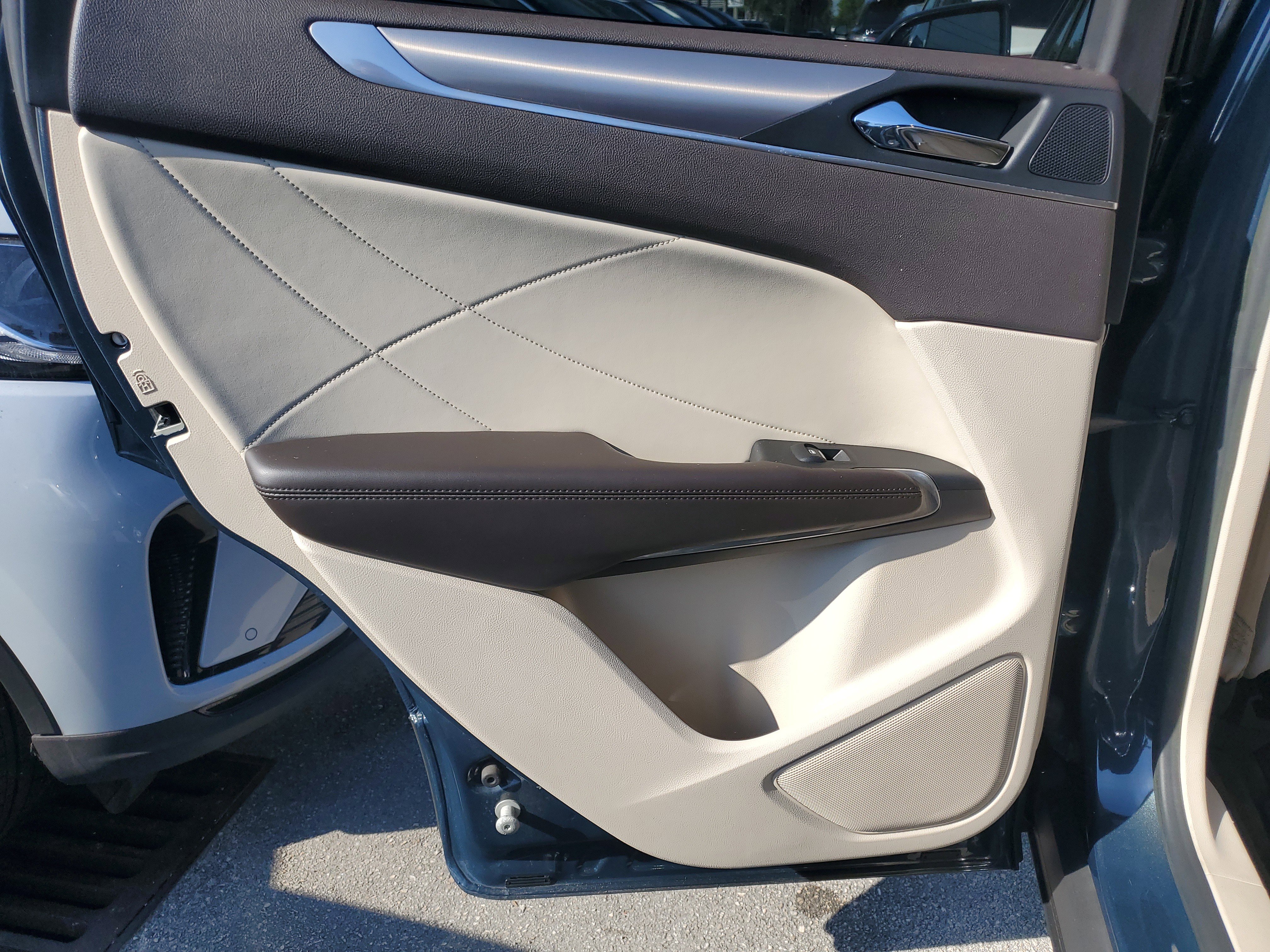 Used 2019 Lincoln MKC Premiere image 9