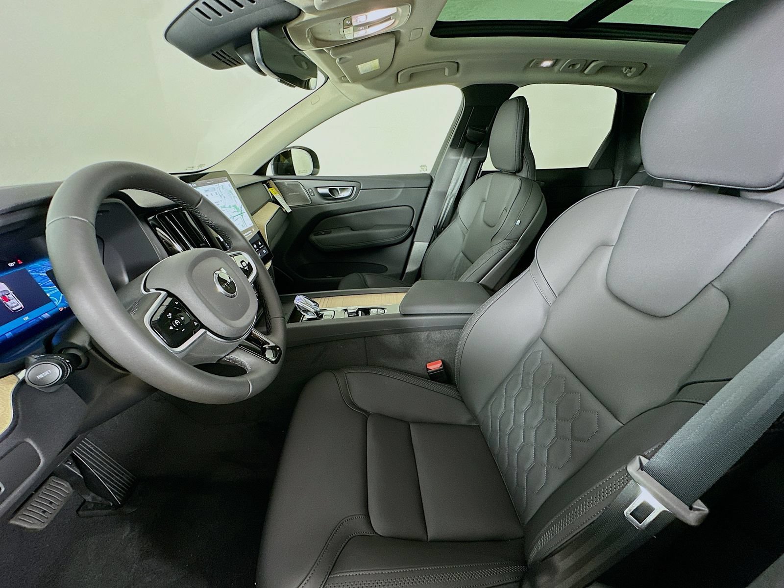 New 2026 Volvo XC60 B5 Plus w/ Protection Package Premier AWD/4WD image 33