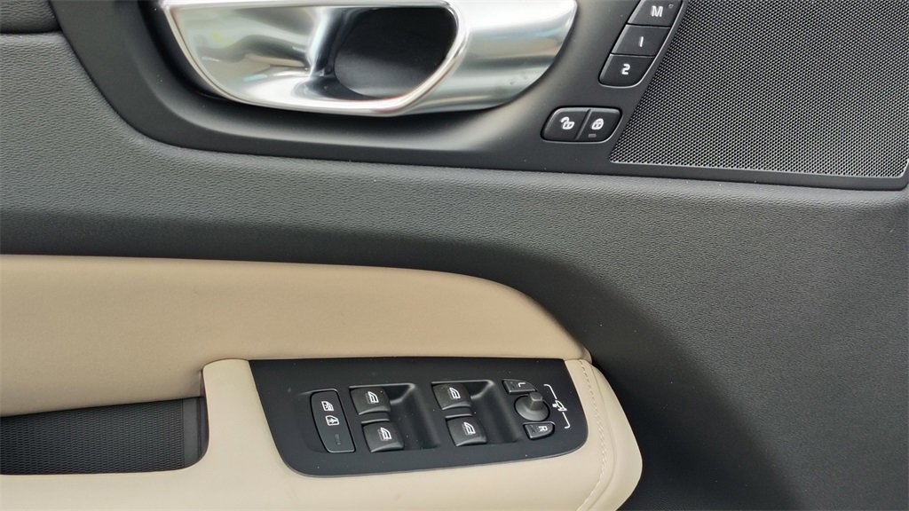 New 2026 Volvo XC60 B5 Plus w/ Climate Package image 9